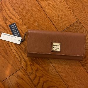 Dooney & Bourke pebble grain accordian clutch brand new with tags